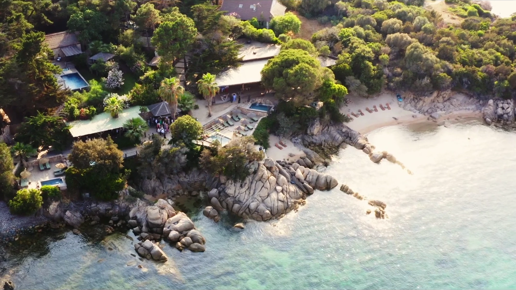 Vue aérienne d'un domaine de mariage en bord de mer en Corse, au coucher du soleil